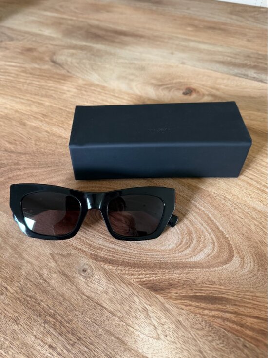 Vera Wang V621 Sunglasses in Black main image 4